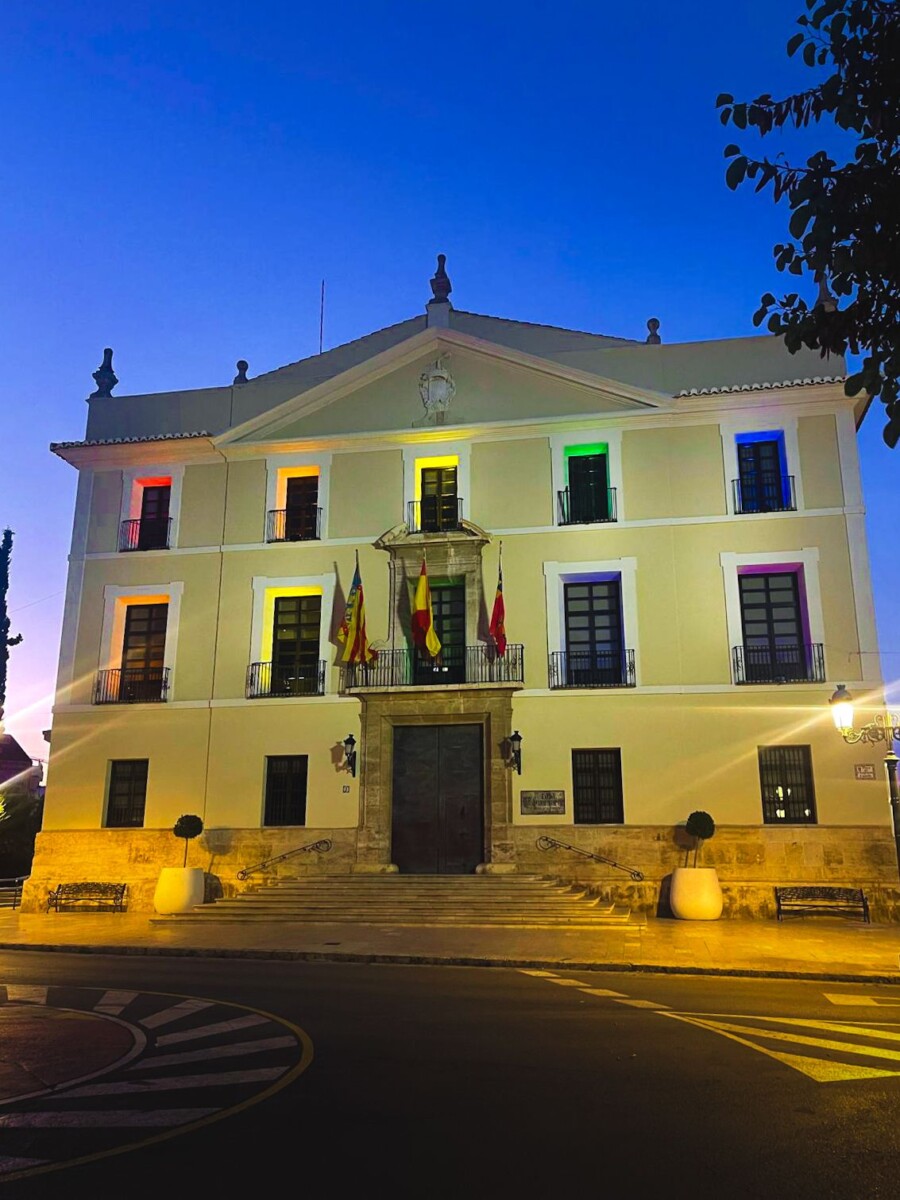 Ayuntamiento Paterna iluminado Orgullo LGTBIQ+