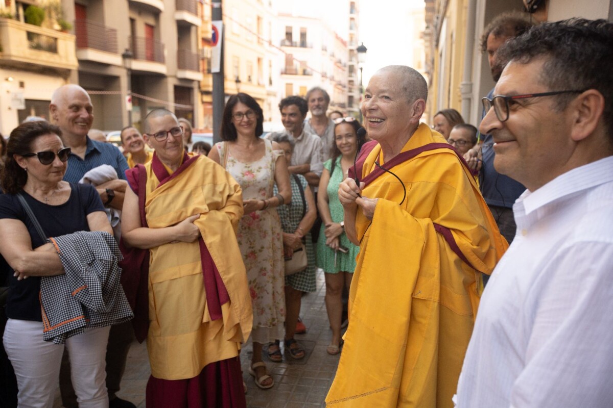 Guenla Kelsang Kunsang, junto a Kadam Ximo, maestro residente de Valencia y la Directora Espiritual nacional Guen Kelsang Chokga