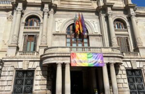 Bandera LGTBI instalada este pasado fin de semana en el balcón del Ayuntamiento de Valencia