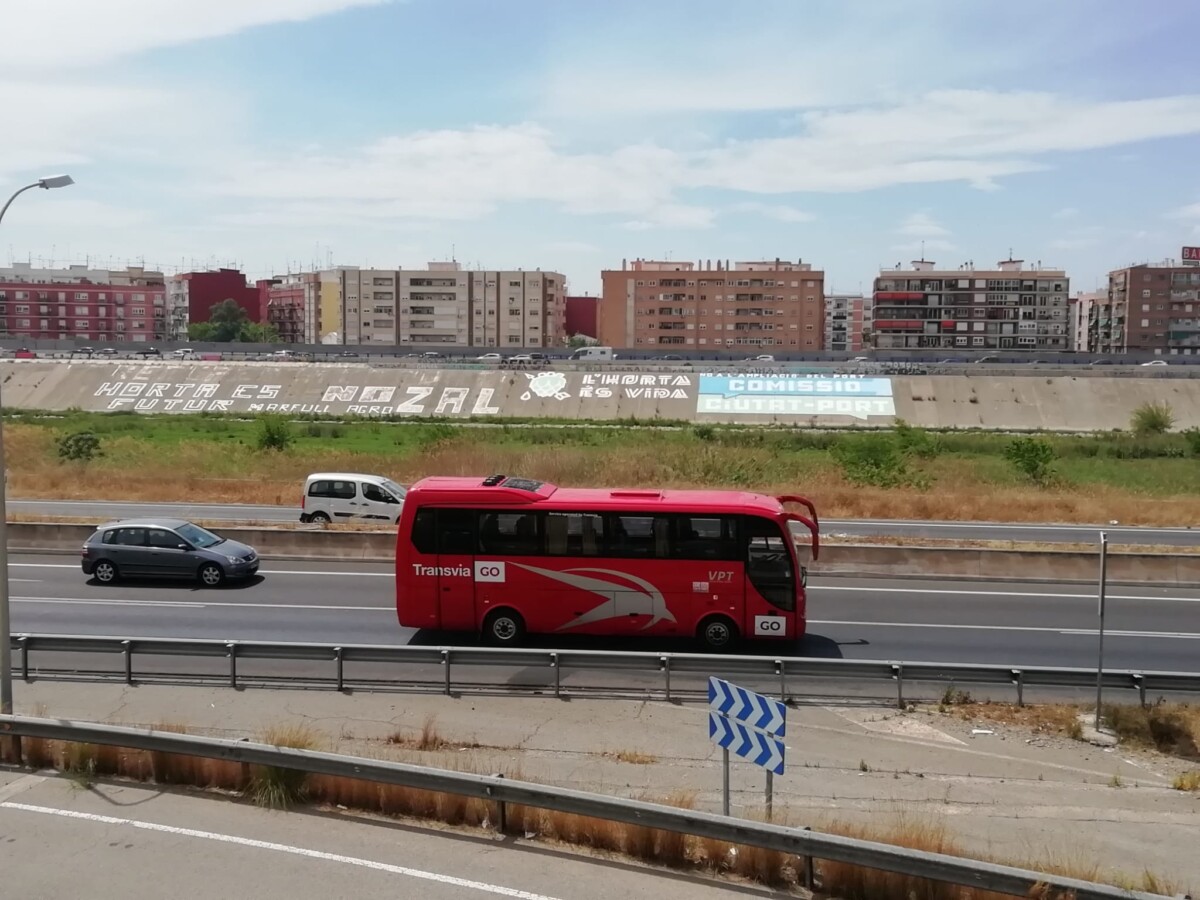 GRafiti en el nuevo cauce del Túria contra la ampliación del Puerto de València