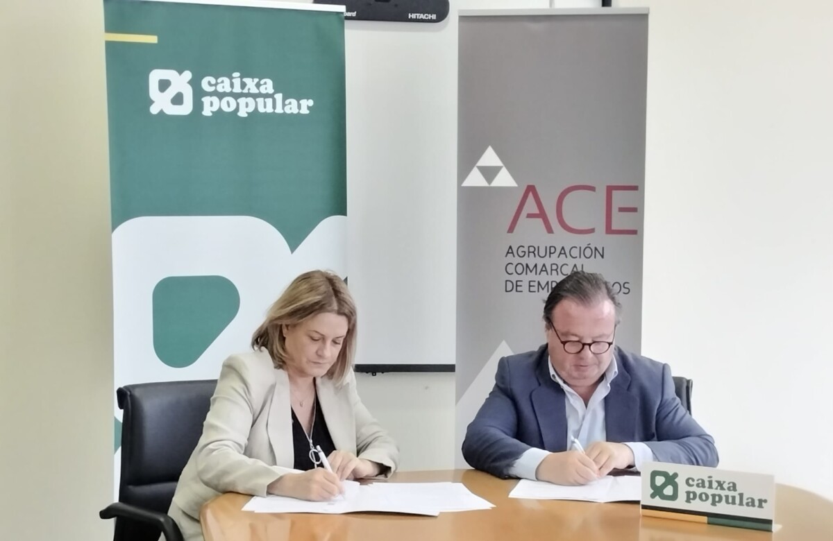 Pilar Molina, Directora de las oficinas de Caixa Popular en Alaquàs, y Fidel Blasco, Presidente de ACE, firman el nuevo convenio