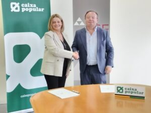Pilar Molina, Directora de las oficinas de Caixa Popular en Alaquàs, y Fidel Blasco, Presidente de ACE, firman el nuevo convenio