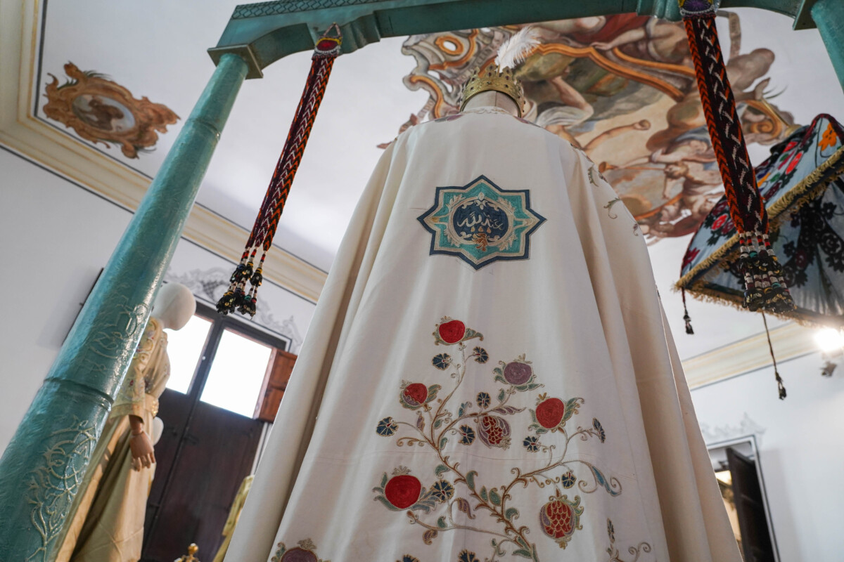 Indumentaria de Moros y Cristianos en el Museo de la Seda