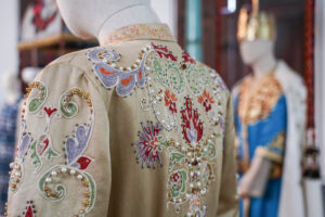 Indumentaria de Moros y Cristianos en el Museo de la Seda