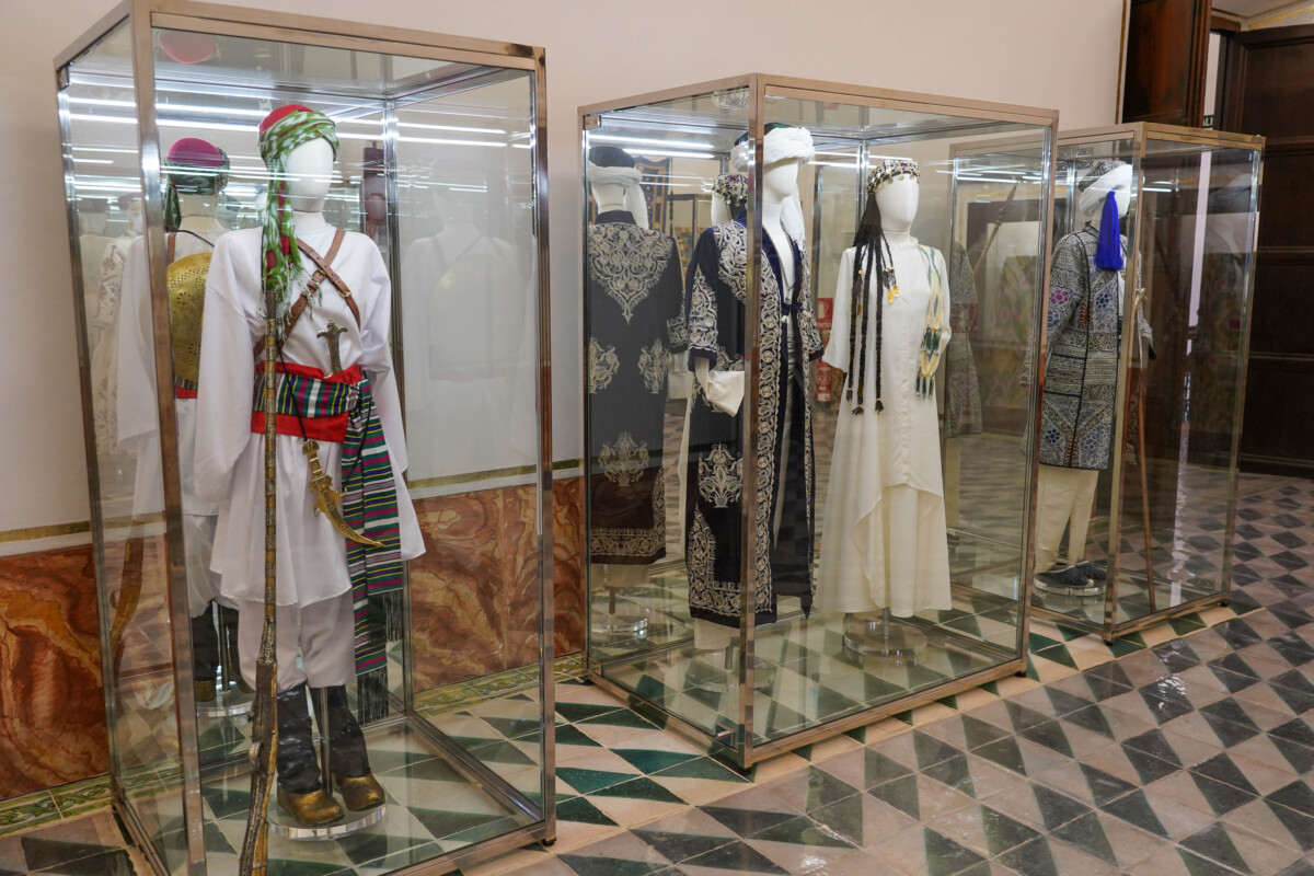 Indumentaria de Moros y Cristianos en el Museo de la Seda