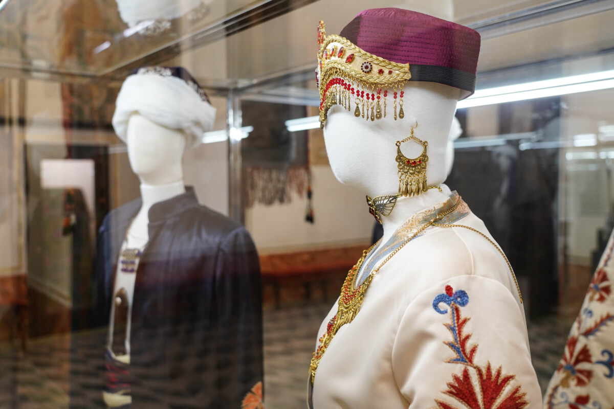 Indumentaria de Moros y Cristianos en el Museo de la Seda