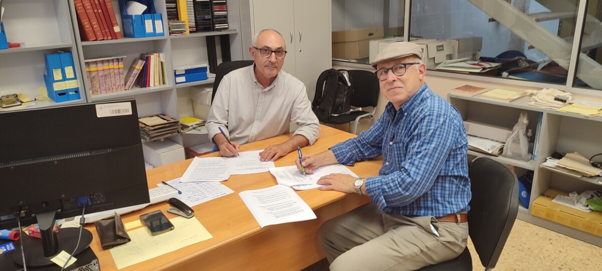 Firma de la donación Manises fotografías históricas