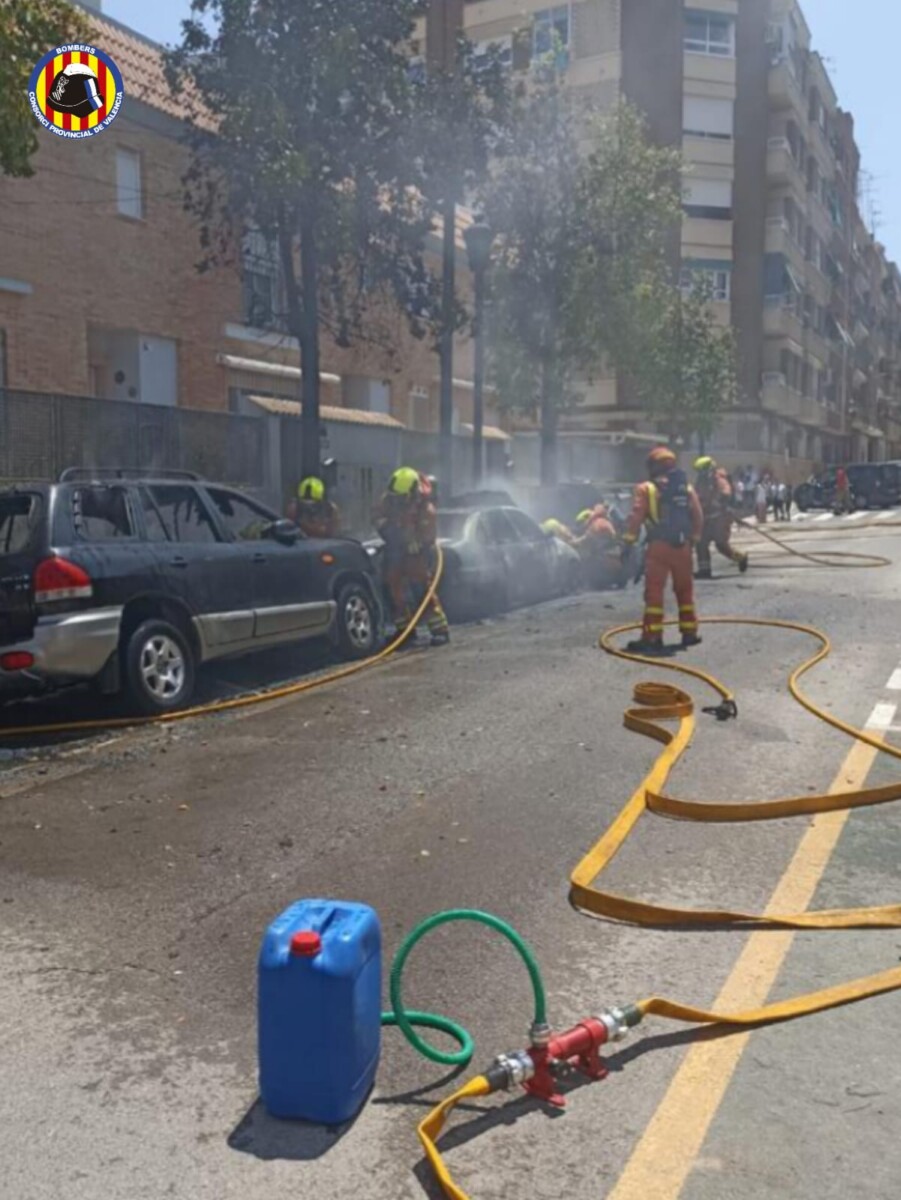 Incendio de 3 coches aparcados en la calle en Torrent