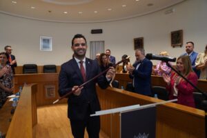 Juan Antonio Sagredo sosteniendo la vara de mando del Ayuntamiento de Paterna