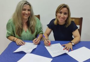 Mila Sánchez de parte de Veïns y Pilar Peris por parte del Partido Popular firman pacto Massamagrell