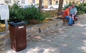 Papelera y banco Mancomunitat en Alfafar