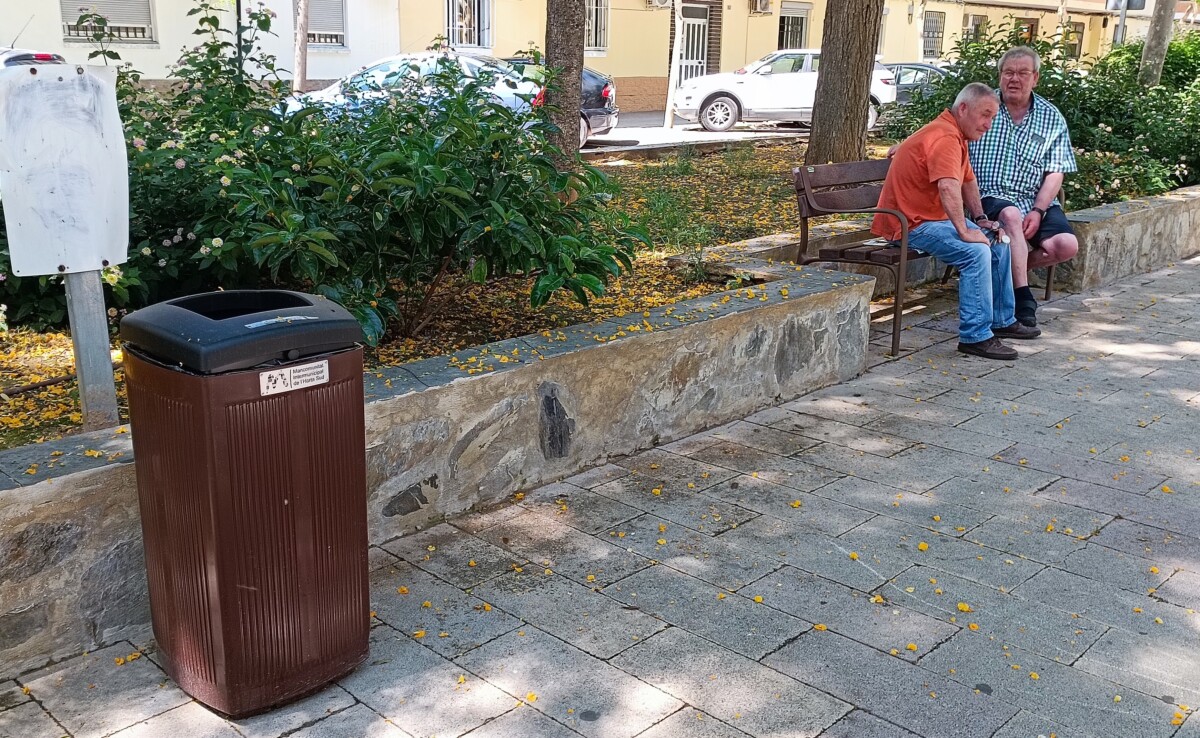 Papelera y banco Mancomunitat en Alfafar