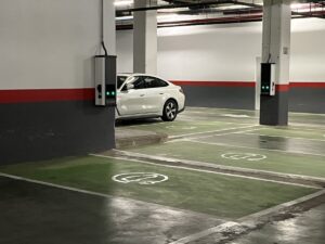Plazas de aparcamiento para vehículos eléctricos en el parking del Hospital de Manises