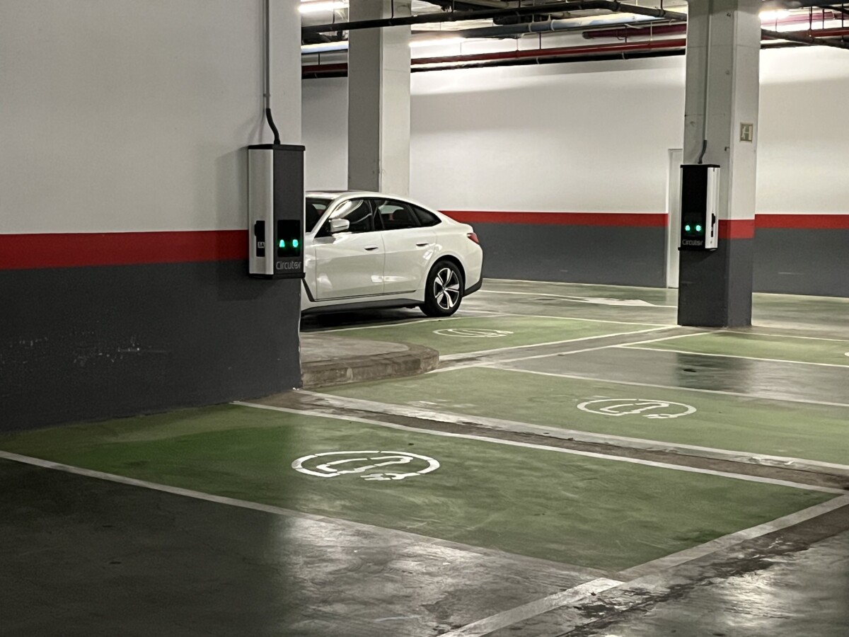 Plazas de aparcamiento para vehículos eléctricos en el parking del Hospital de Manises
