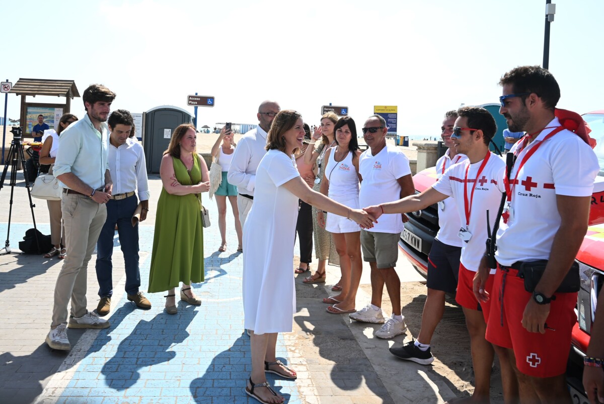 María José Catalá ha visitado el dispositivo de asistencia y seguridad de las playas