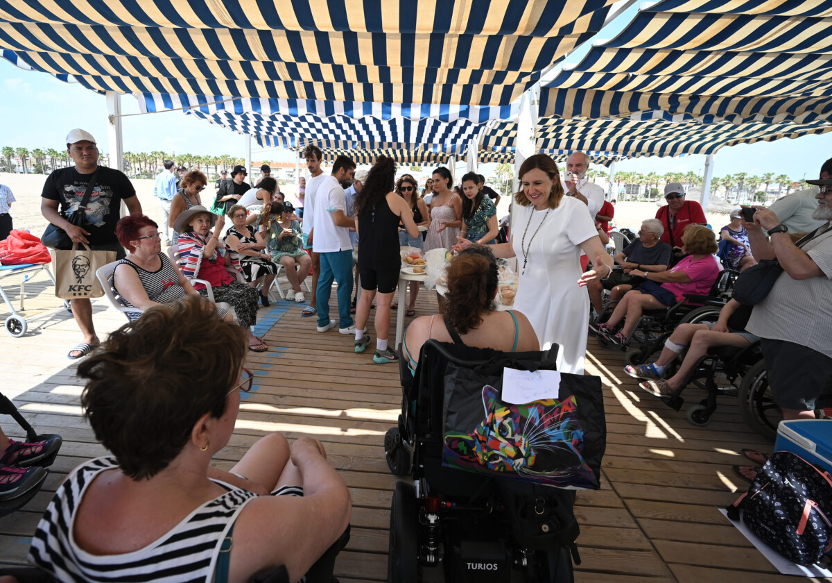 María José Catalá ha visitado el dispositivo de asistencia y seguridad de las playas