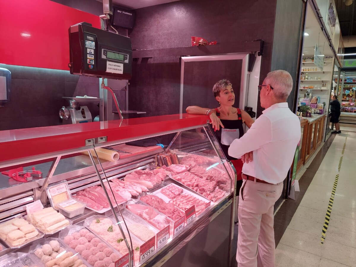 Santiago Ballester visita el Mercado de Algirós
