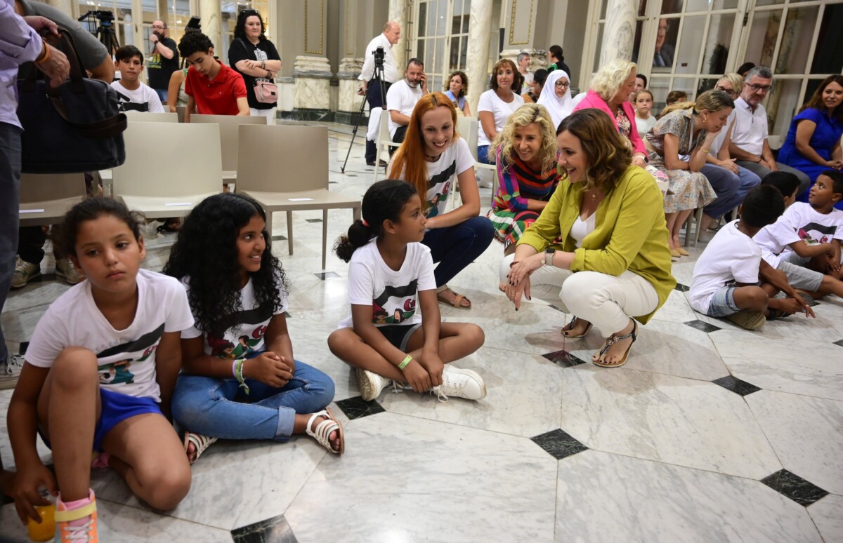 Catalá recibe a los niños saharauis que han sido acogidos por familias valencianas
