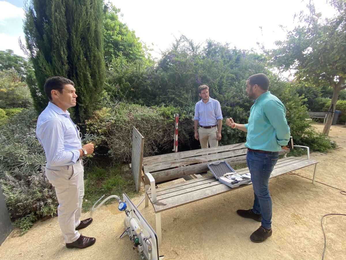 Técnicos municipales trabajan para desinfectar el estanque afectado por el protozoo