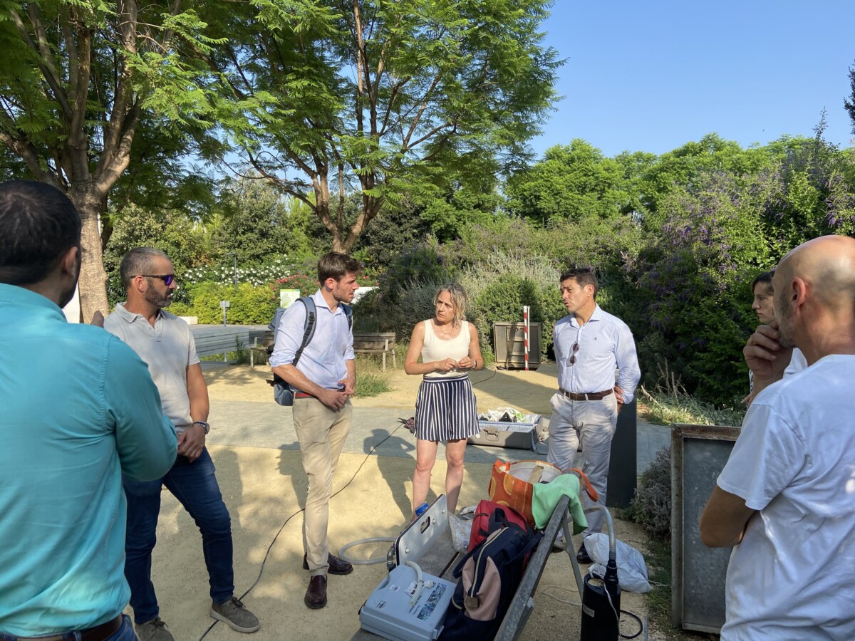 Técnicos municipales trabajan para desinfectar el estanque afectado por el protozoo