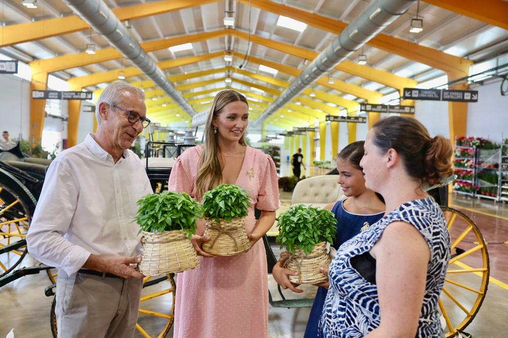 Visita de Santiago Ballester y las Falleras Mayores de Valencia a los campos de clavelones en Alboraya