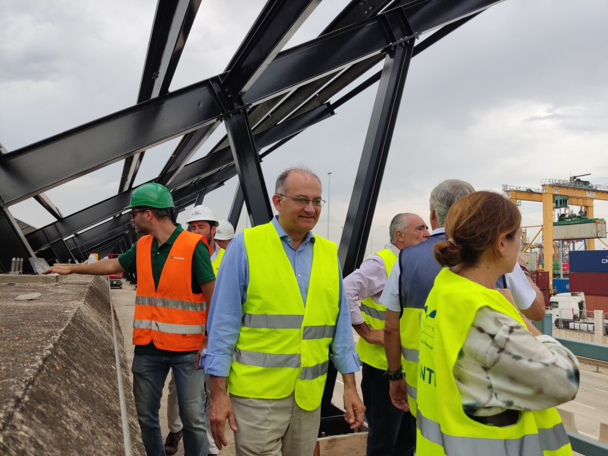 Joan Calabuig visita las obras de la planta fotovoltaica del Puerto de Valencia