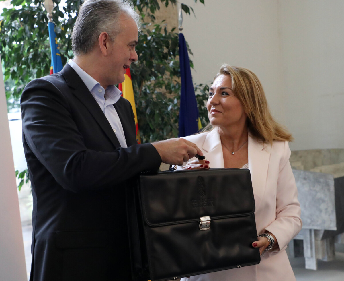 Susana Camarero recibe la cartera de manos de Héctor Illueca