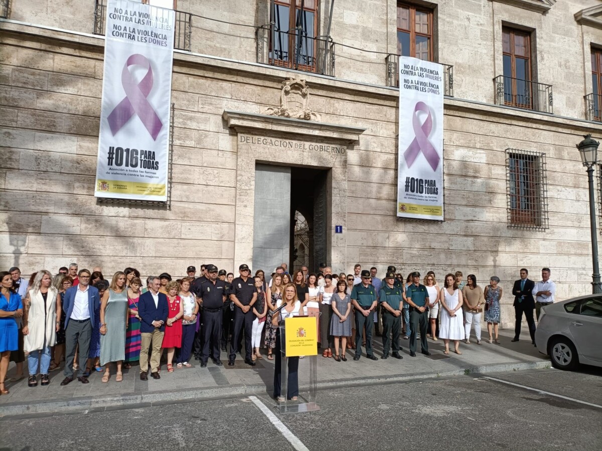 Minuto de silencio ante la Delegación del Gobierno en la Comunitat Valenciana