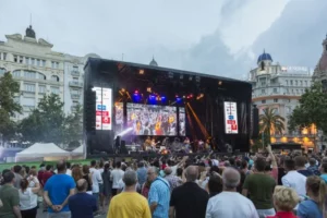 Concierto en la plaza del Ayuntamiento en la Gran Nit