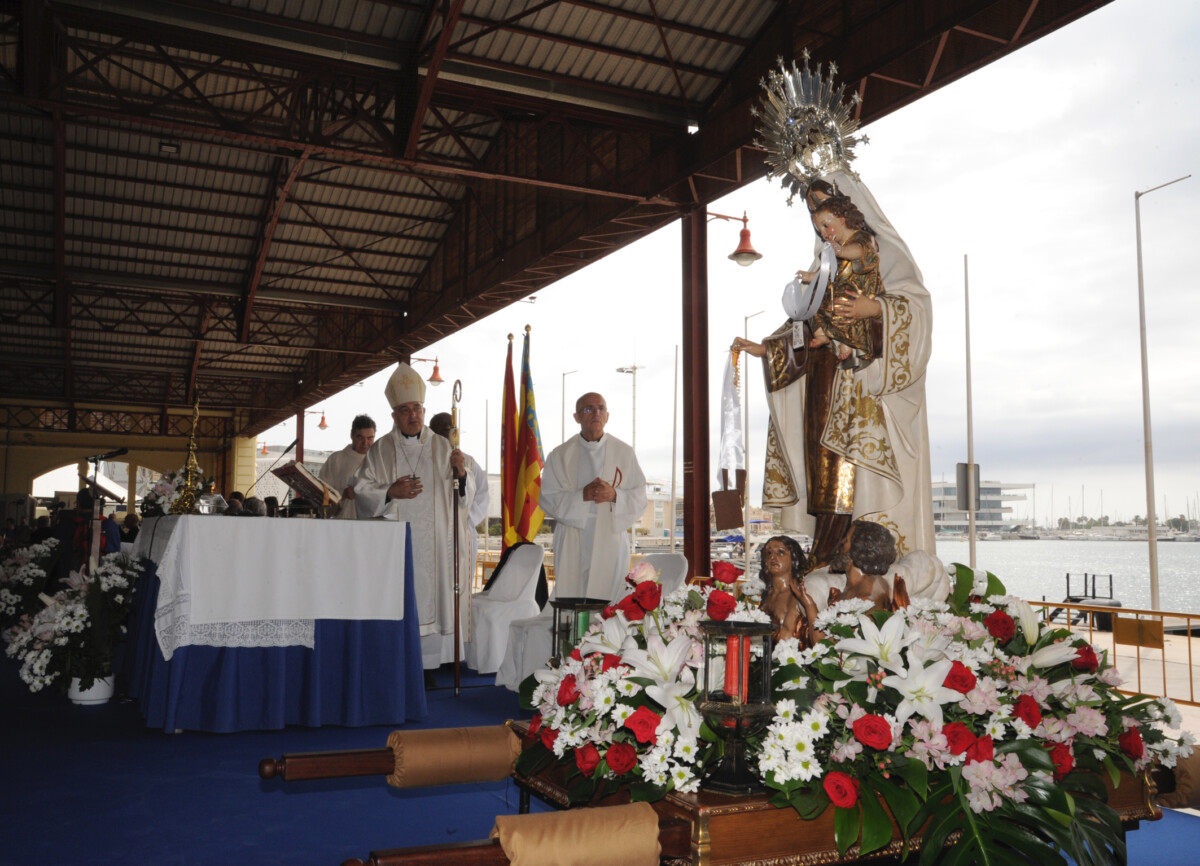 Misa en el Tinglado 2 del Puerto de Valencia por la Virgen del Carmen