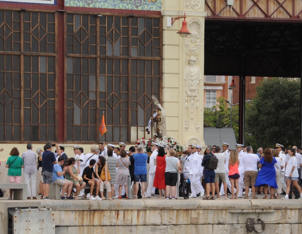 La imagen de la Virgen del Carmen es llevada por los miembros de la Armada hasta el barco que la transportará en la procesión marinera