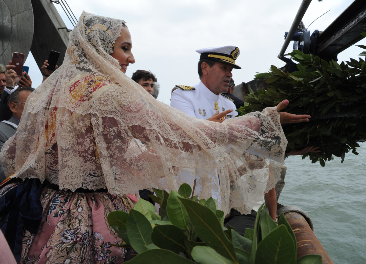 La Fallera Mayor de Valencia y el Comandante de la Armada lanzan la corona de laurel al agua