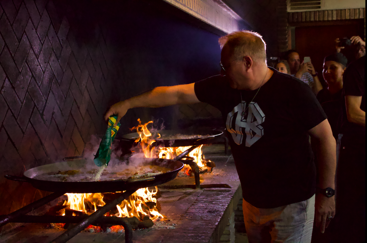 Chimo Bayo presenta su Himno a la Paella