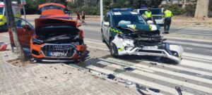 El coche robado y el coche patrulla de la Guardia Civil, tras colisionar en Catarroja