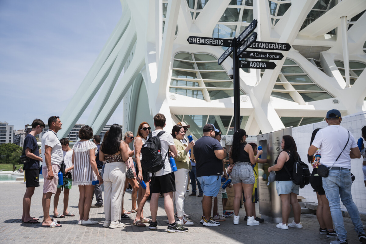 Guardando cola en la fuente de agua filtrada y refrigerada frente al Museu de les Ciències