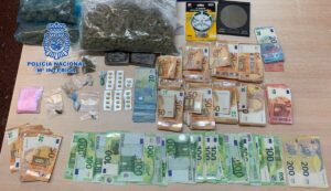 Dinero y drogas intervenidos a los detenidos