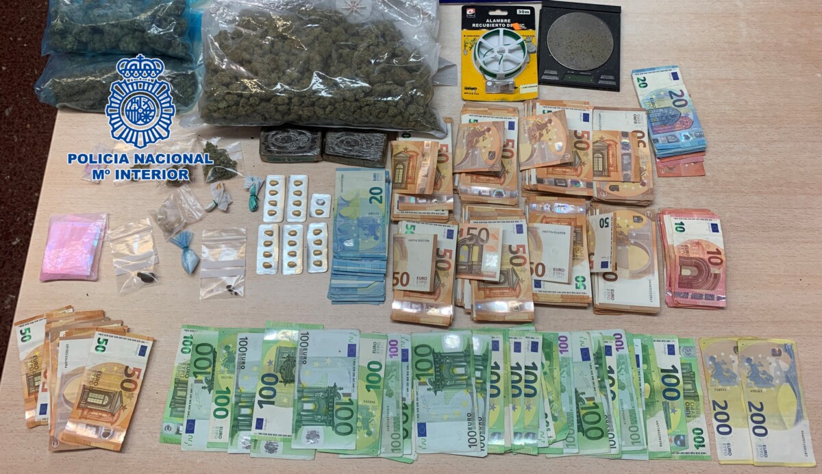 Dinero y drogas intervenidos a los detenidos