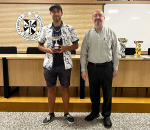 El ganador del último torneo celebrado en Dominicos, el GM Tomas Sosa junto al director del colegio Padre Antonio Roy