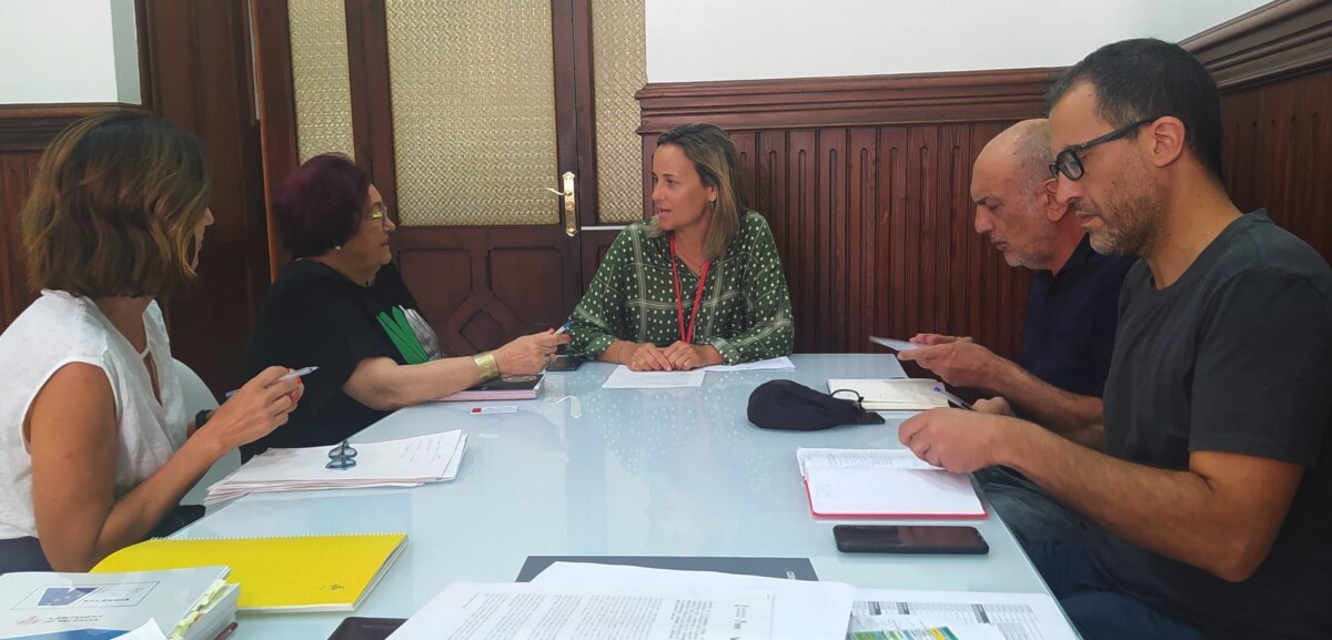 Paula Llobet se reúne con asociaciones de vecinos en el Ayuntamiento de Valencia