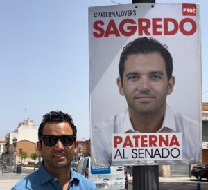 Sagredo con el cartel de su candidatura al Senado
