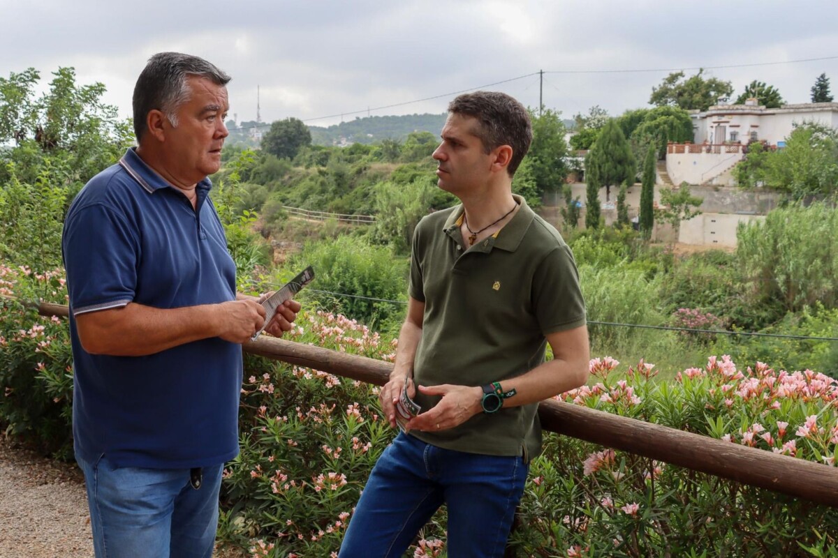 Santiago Calatayud presenta a la asociación de vecinos El Pantano la campaña contra el mosquito tigre