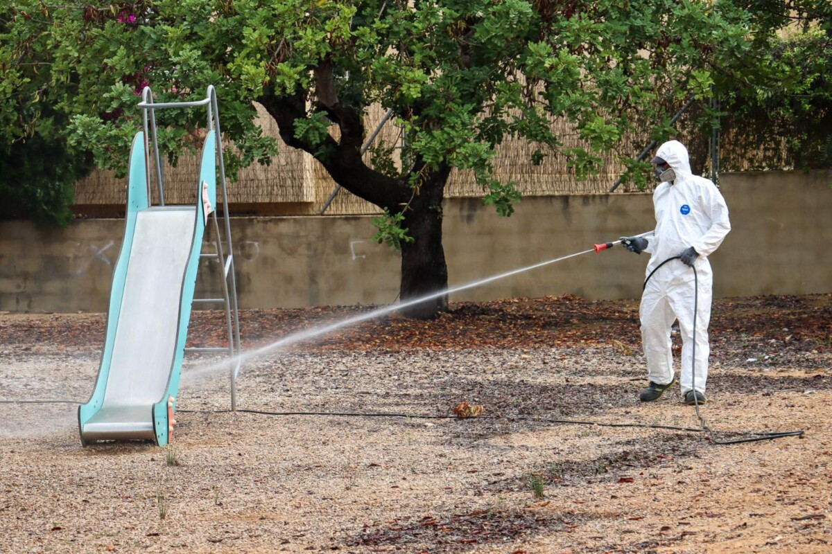 Santiago Calatayud presenta a la asociación de vecinos El Pantano la campaña contra el mosquito tigre