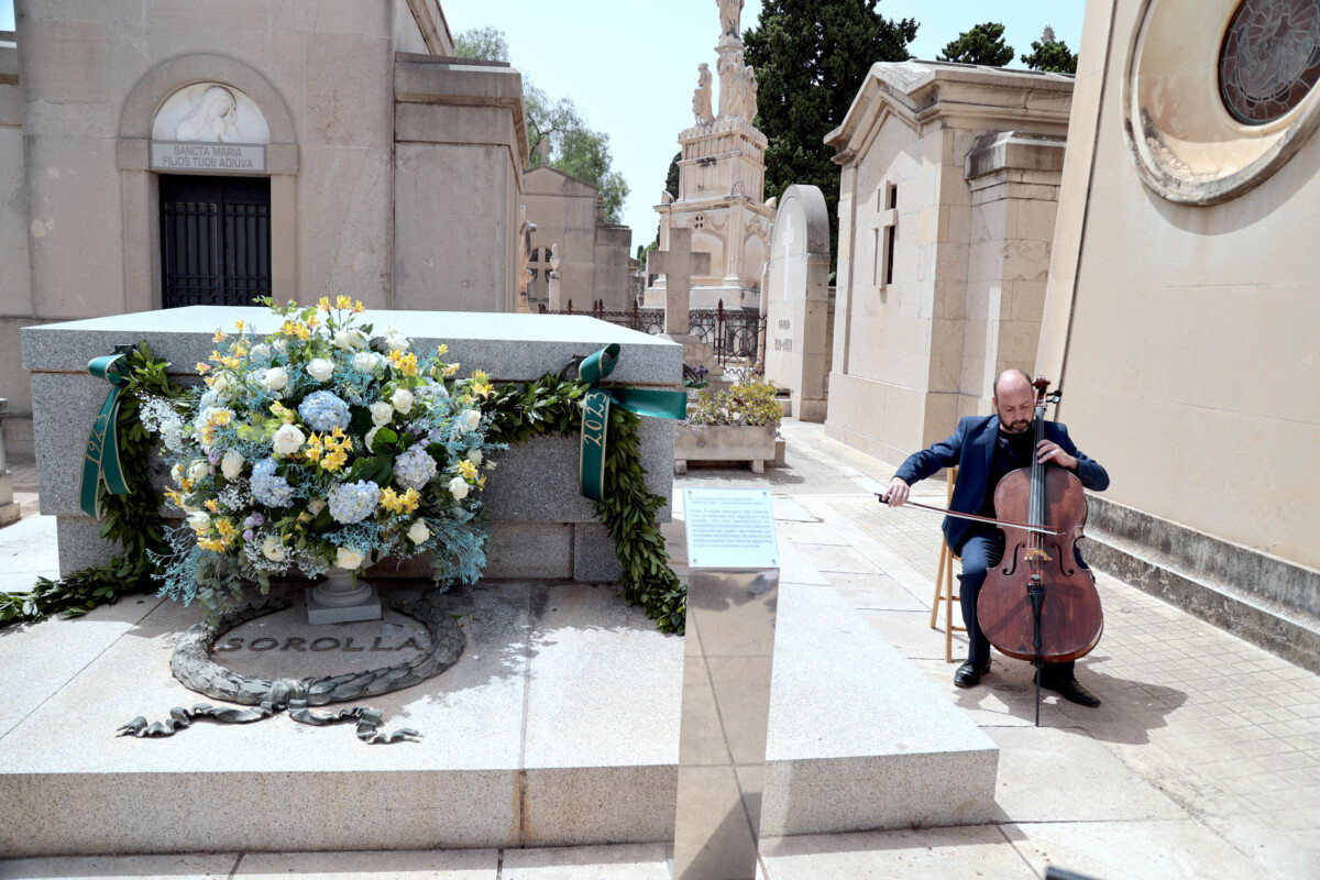 Ofrenda floral en la sepultura de Joaquín Sorolla por el centenario de su muerte