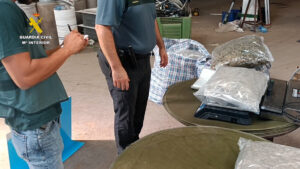 Agentes inspeccionando la droga