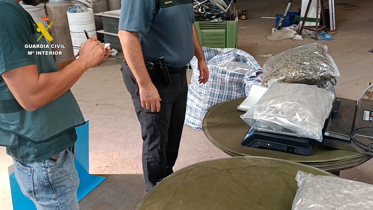 Agentes inspeccionando la droga