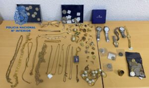 Objetos intervenidos a los sospechosos descubiertos robando en una vivienda