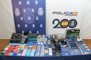 Objetos intervenidos en los registros contra los ciberestafadores