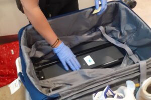 Un agente descubre un doble fondo en la maleta de un pasajero