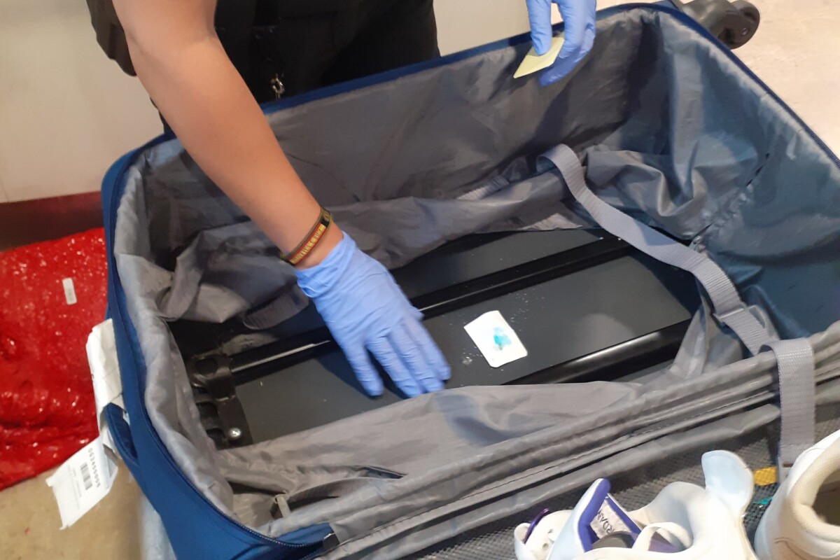 Un agente descubre un doble fondo en la maleta de un pasajero