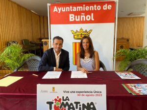 El director general d’À Punt, Alfred Costa, i l’alcaldessa de Bunyol, Virginia Sanz